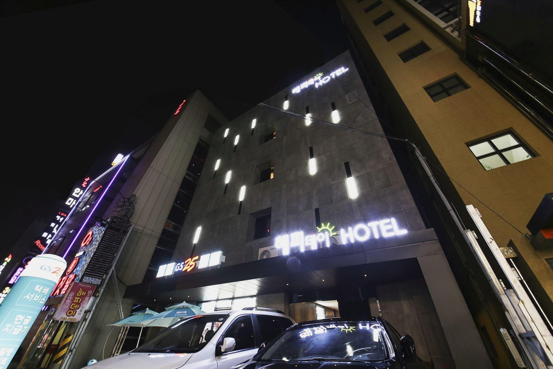 Happy Day Hotel 7/57