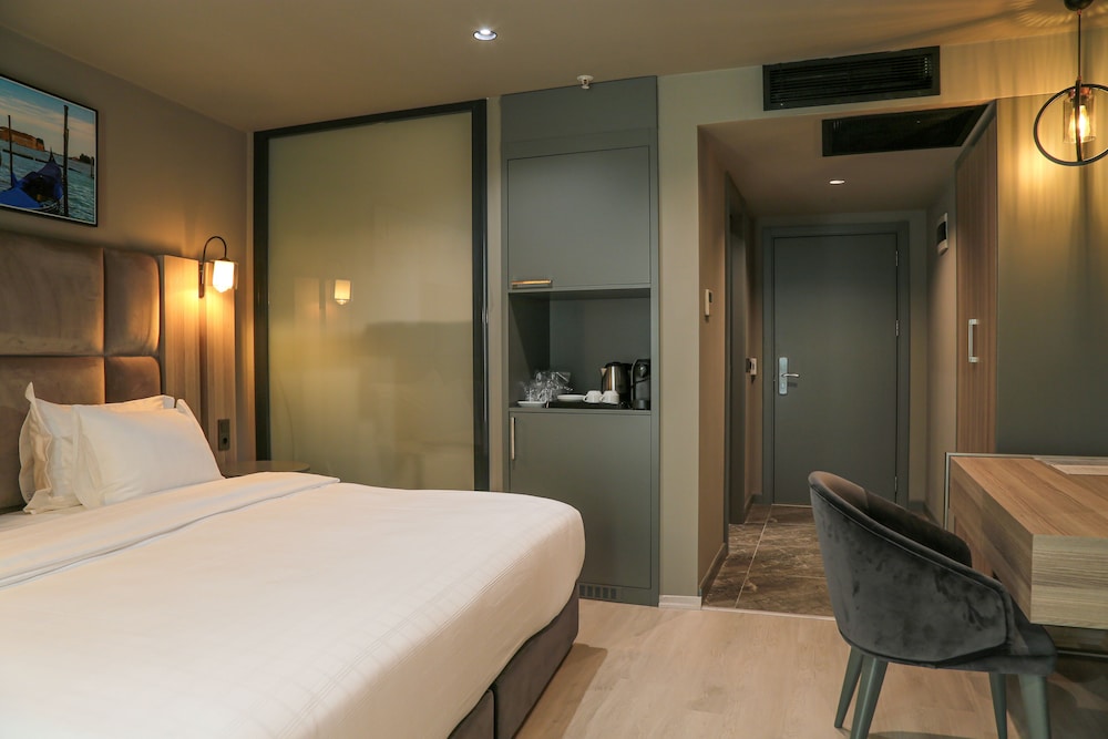 PASAPORT PIER HOTEL 29/79