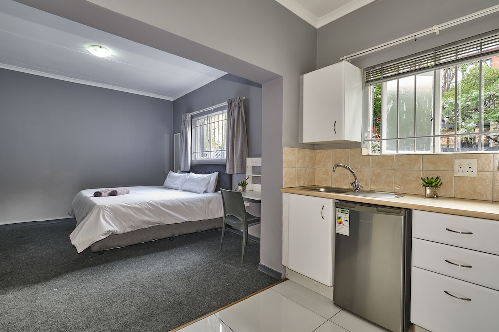 Inn and Out Sandton 16/26