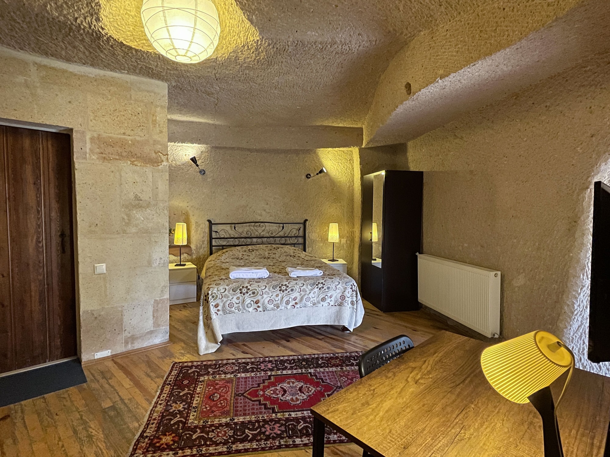 CAVE, DOUBLE BED