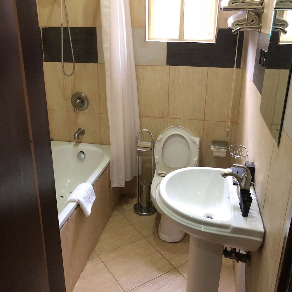 Eterno Hotels Limited 28/32