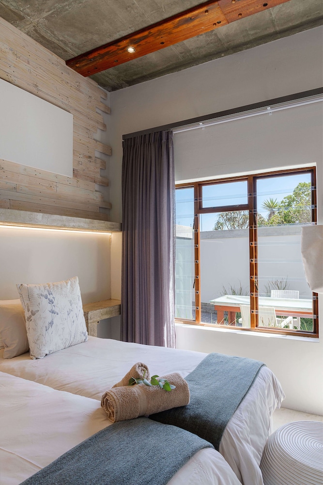 ROOM, TWIN BEDS