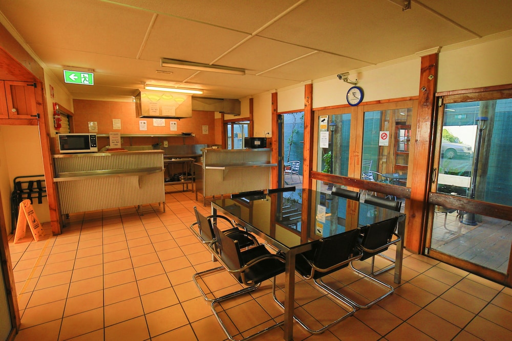 BRISBANE MANOR HOTEL 48/60
