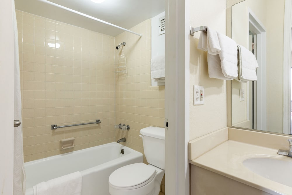 Travelers Place Inn & Suites 66/73
