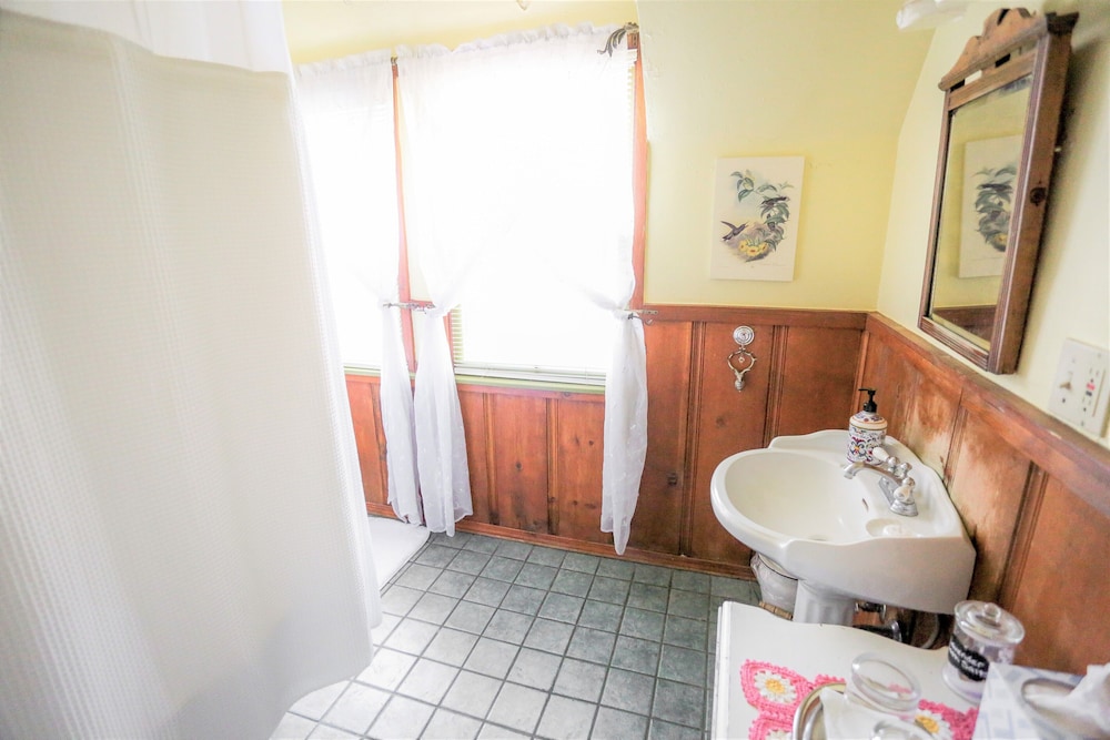 Gold Mountain Manor 46/48
