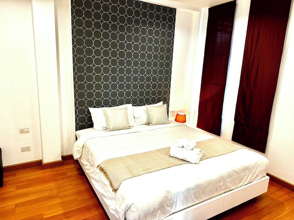 SUITE, KING BED