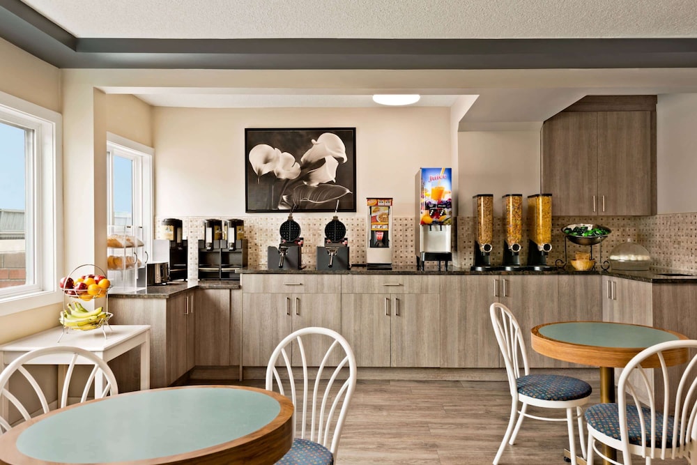 Travelodge by Wyndham Calgary South 6/63
