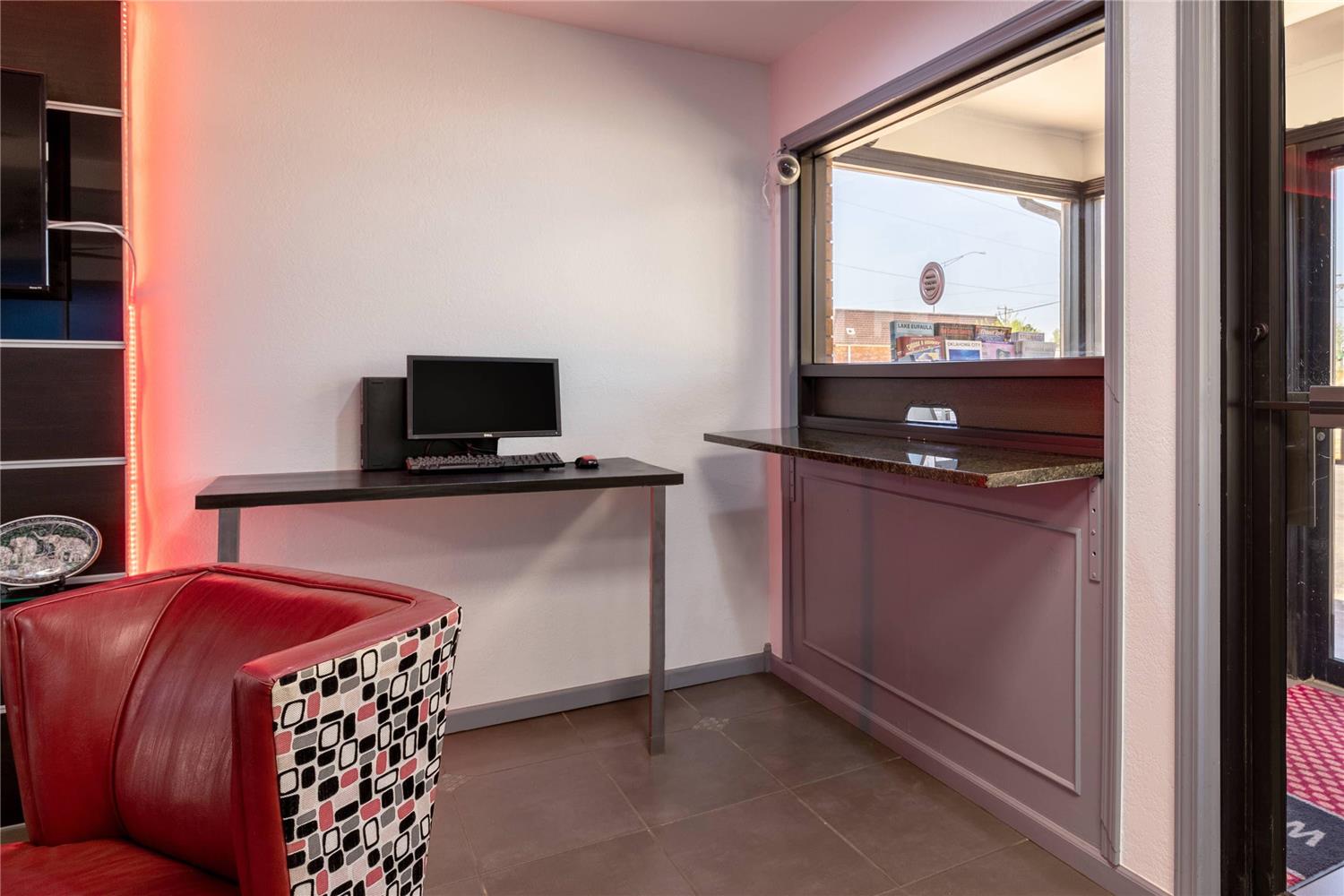 Econo Lodge Inn & Suites Enid South 8/10