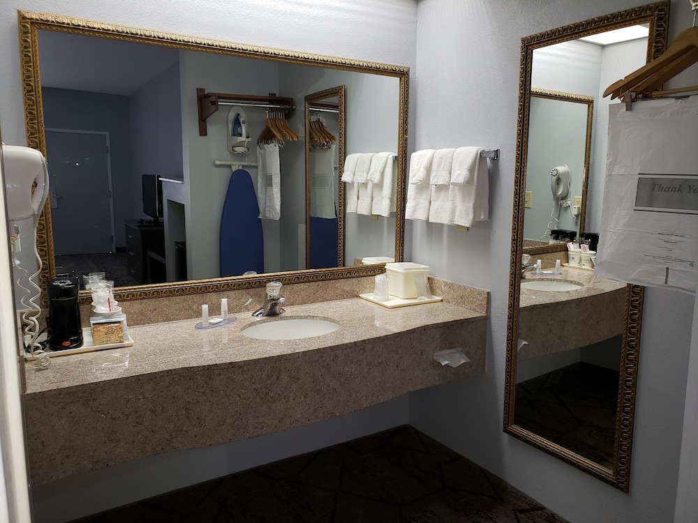 SureStay Plus Hotel by Best Western Warner Robins AFB 17/33