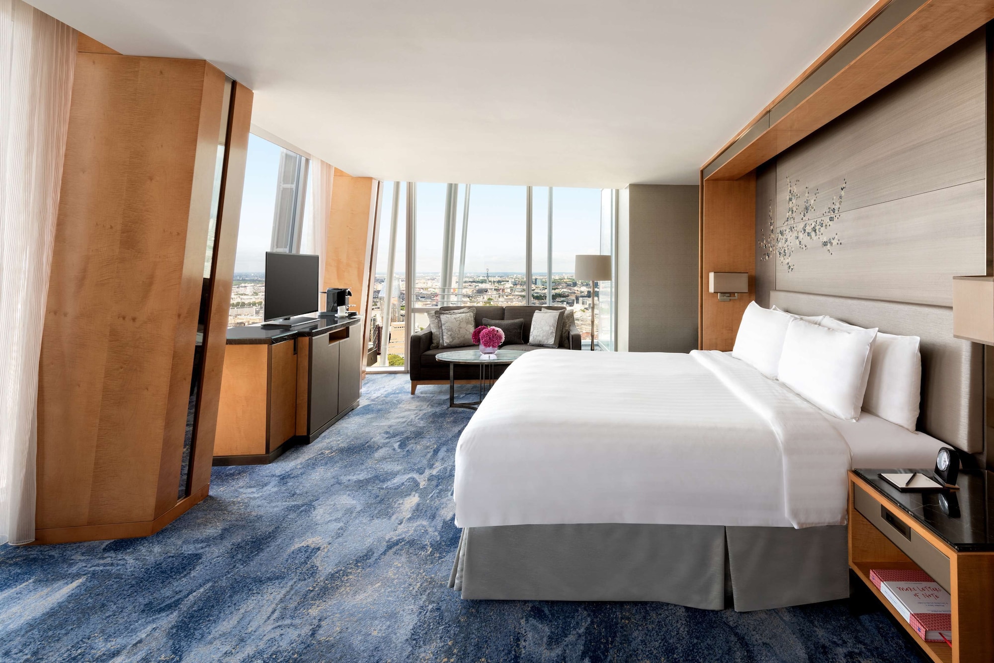 DELUXE, KING BED, CITY VIEW