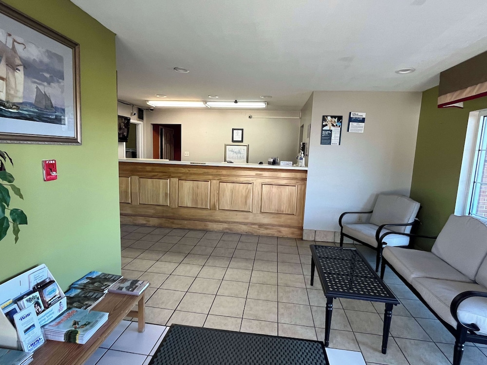 Lobby at Motel6 Bracey, VA - I-85, Bracey