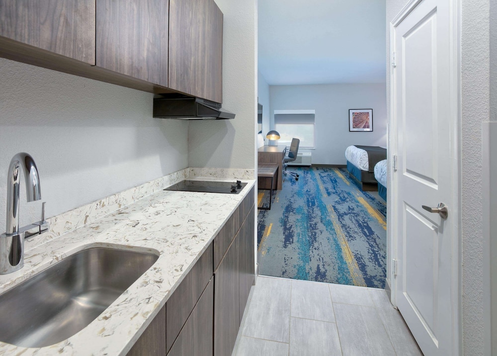 La Quinta Inn & Suites by Wyndham Dallas/Fairpark 23/40