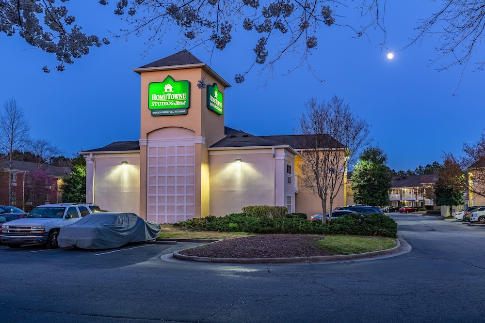 HomeTowne Studios by Red Roof Atlanta NE - Peachtree Corners 13/50