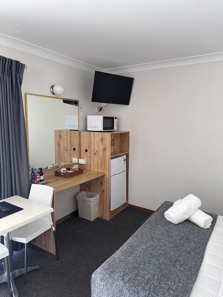 KARUAH MOTOR INN 51/59