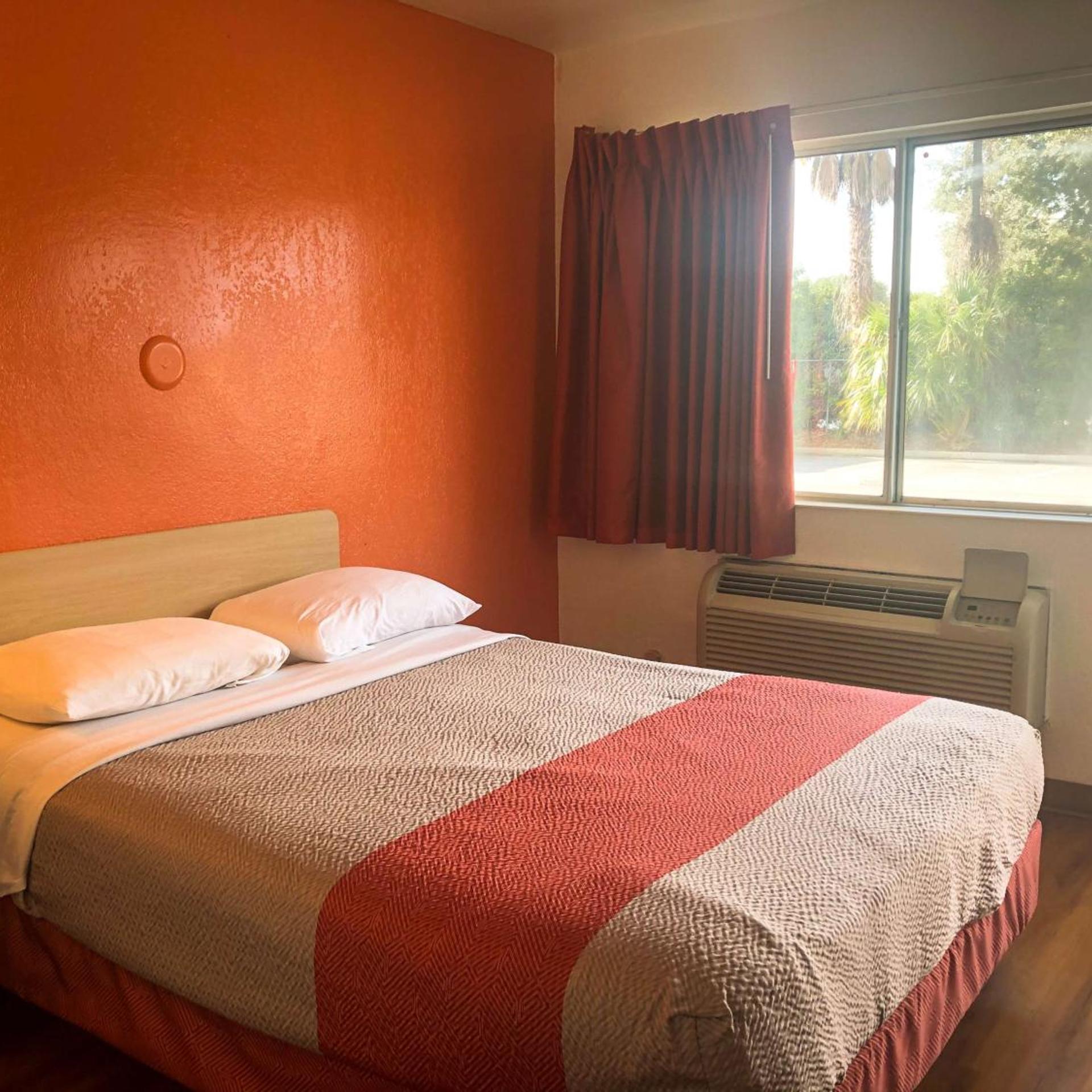 1 Full Bed - Micfridge، Motel6 Jacksonville, FL - Orange Park 8/10