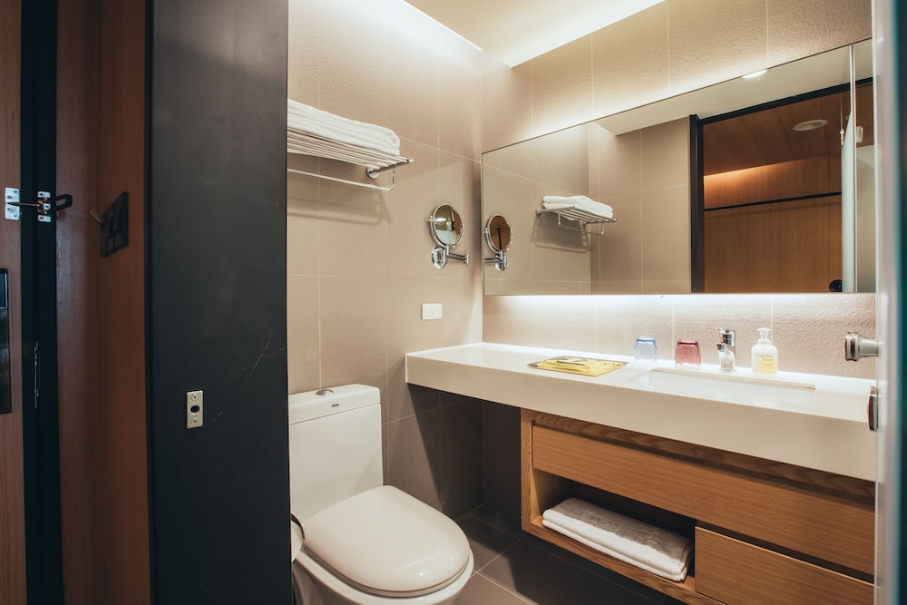 Mega Hotel Chiayi (ex. Hotel Discover) 62/63