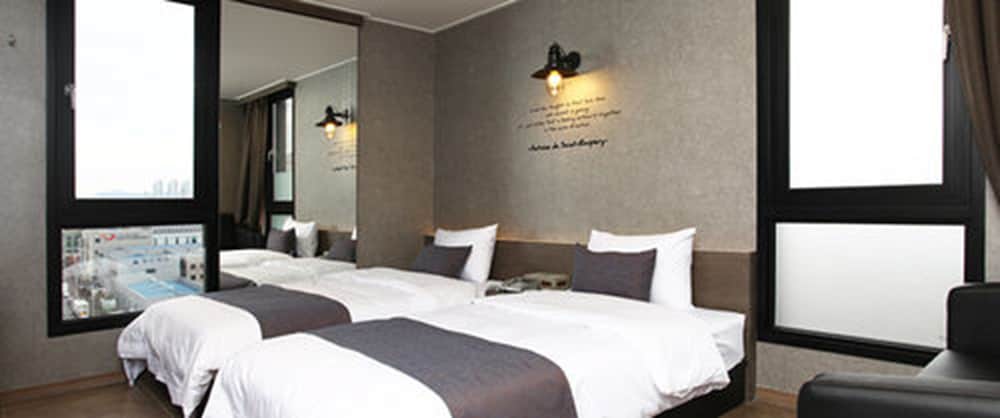 S Hotel 6/44