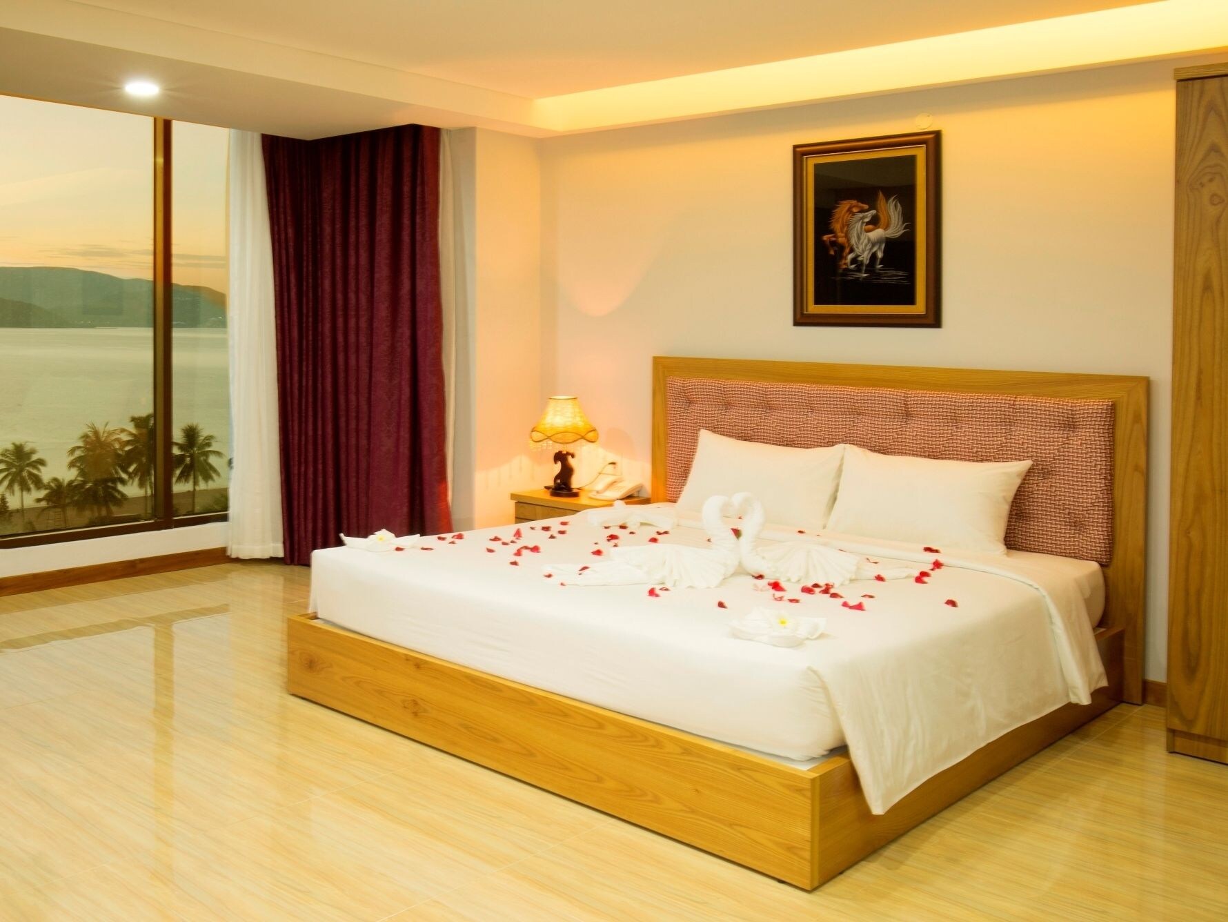 EXCLUSIVE, SUITE
