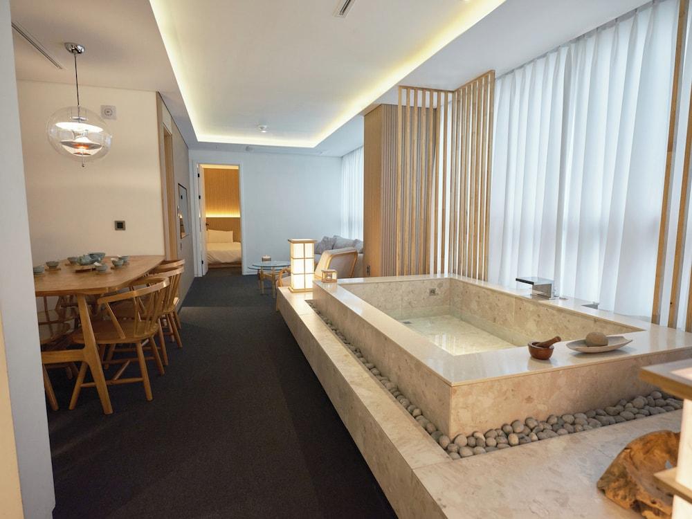 UH Suite The Myeongdong 23/52