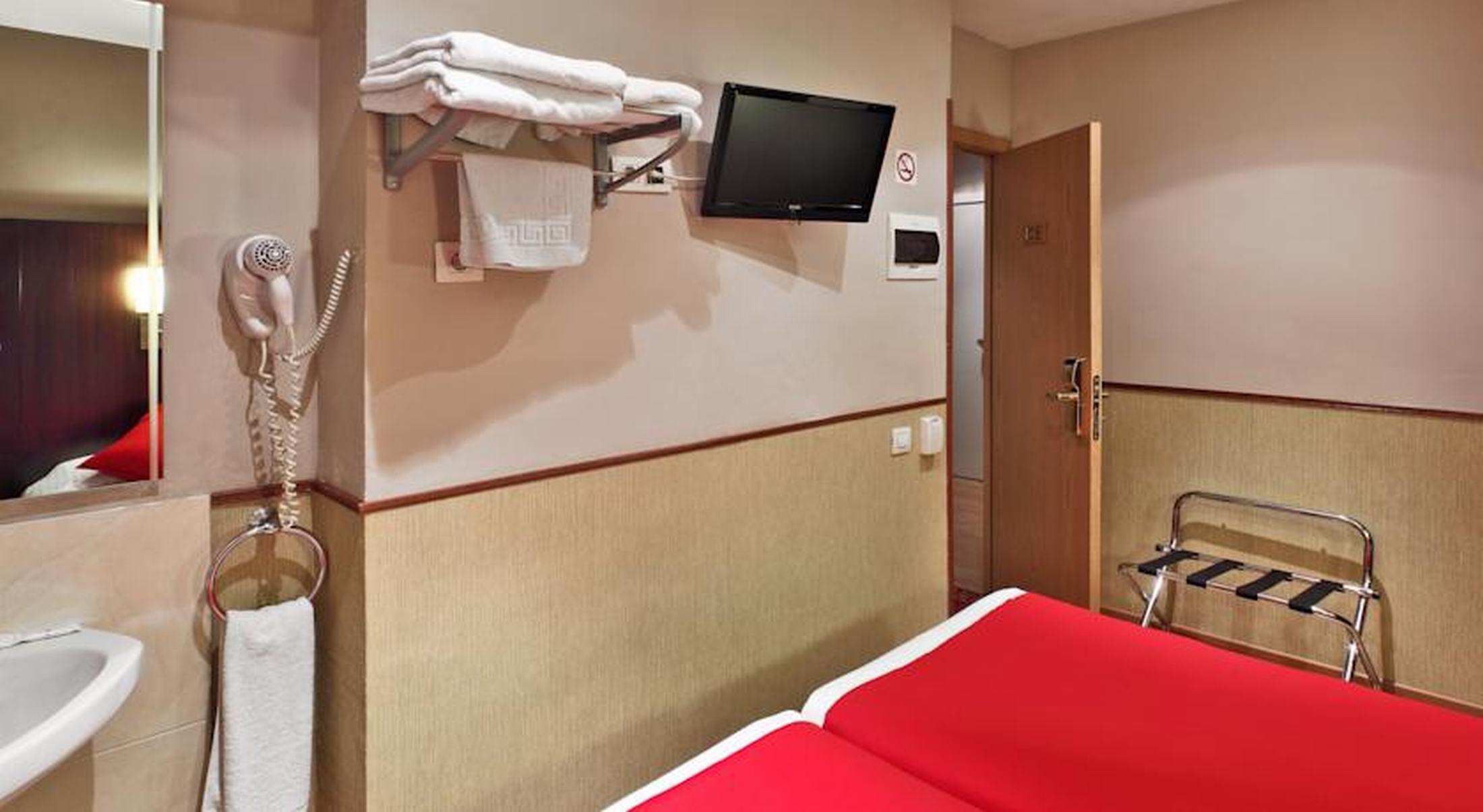 غرفة قياسية بسرير مزدوج، Yomo Hostal BCN Port 2/2
