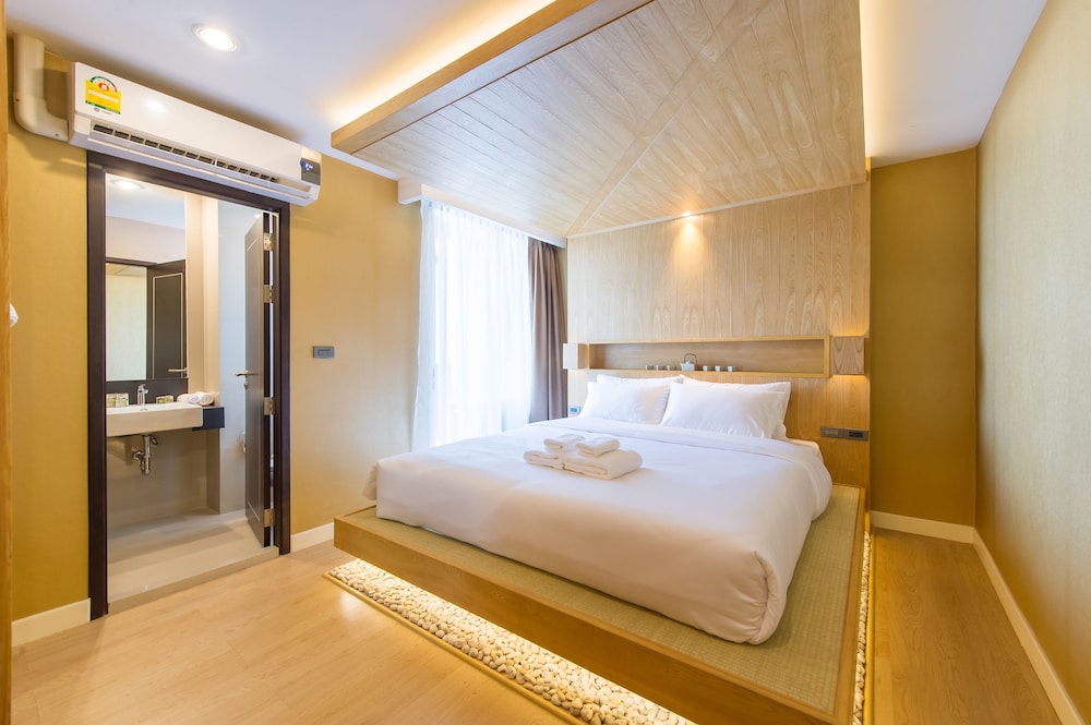 DELUXE, DOUBLE BED, BALCONY