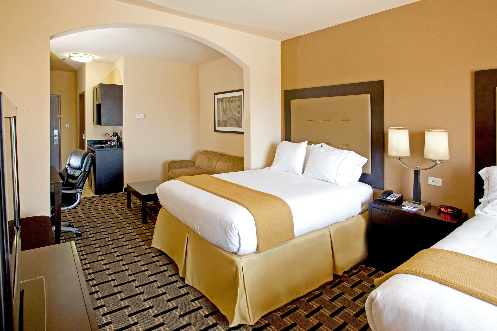 Suite, 2 Queen Beds, Exterior Entrance, Accessible، Holiday Inn Express Suites Beeville 6/10