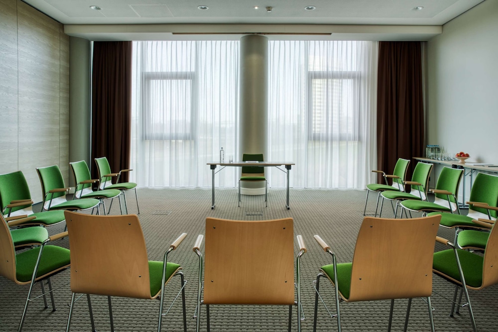 IntercityHotel Amsterdam Airport 56/60
