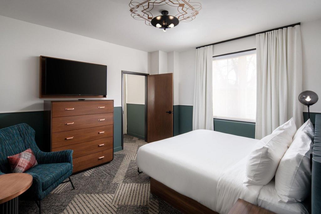 1 Bedroom, Suite, King Bed, Sofa