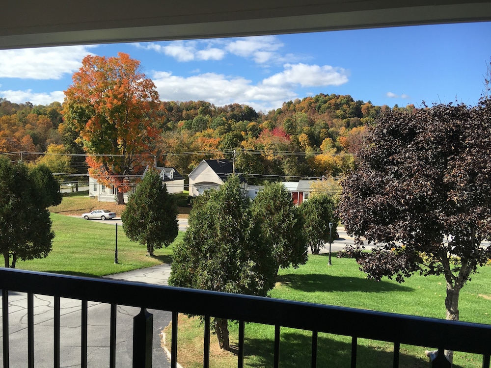Hollow Inn and Motel 43/52
