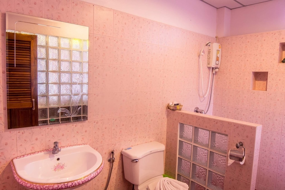 Pongphen Guesthouse 70/72