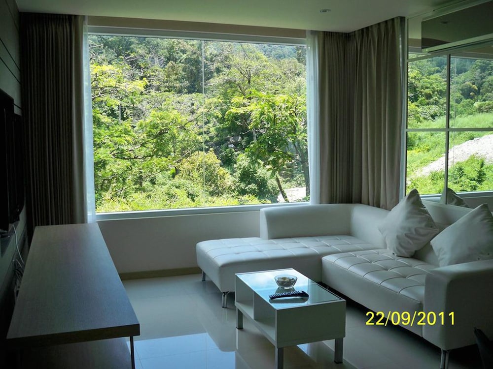 THE BAYCLIFF RESIDENCES 27/50