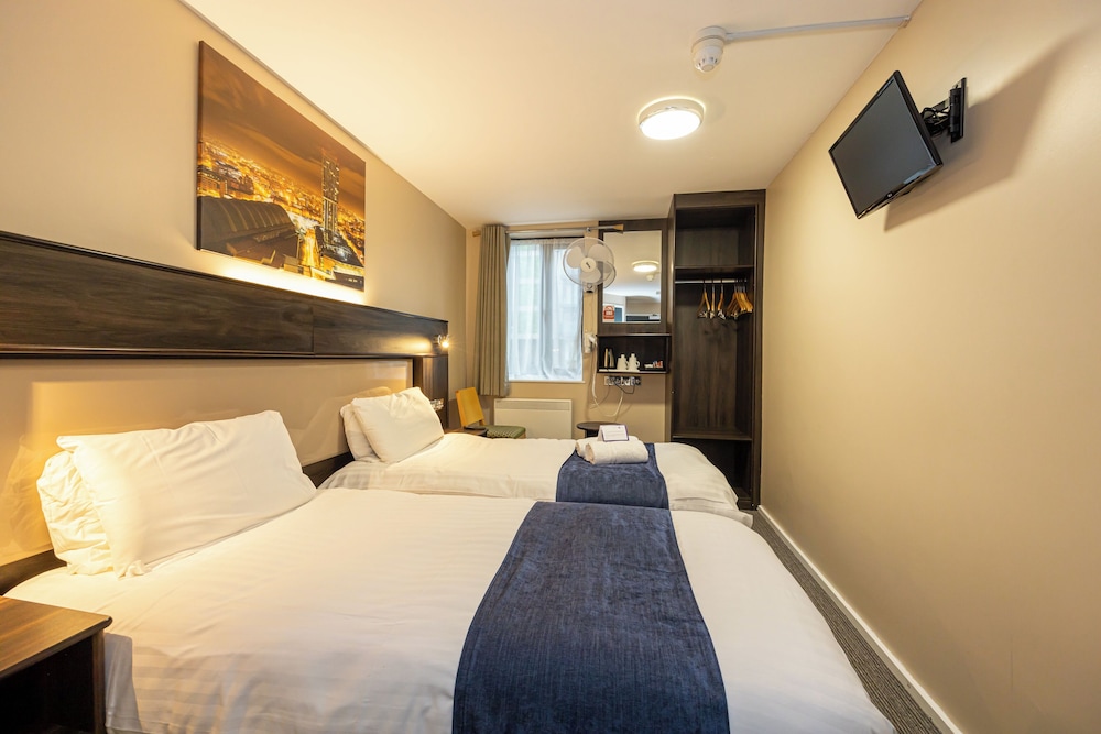 ROOM, TWIN BEDS