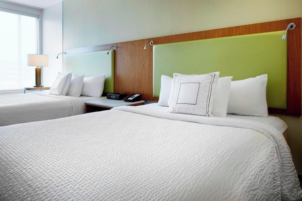 Suite, 2 Queen Beds, Trundle Bed, Bathtub, Accessible