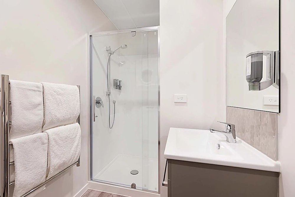 استوديو ديلوكس بسرير كينج، Ramada Suites By Wyndham Victoria Street West 5/8