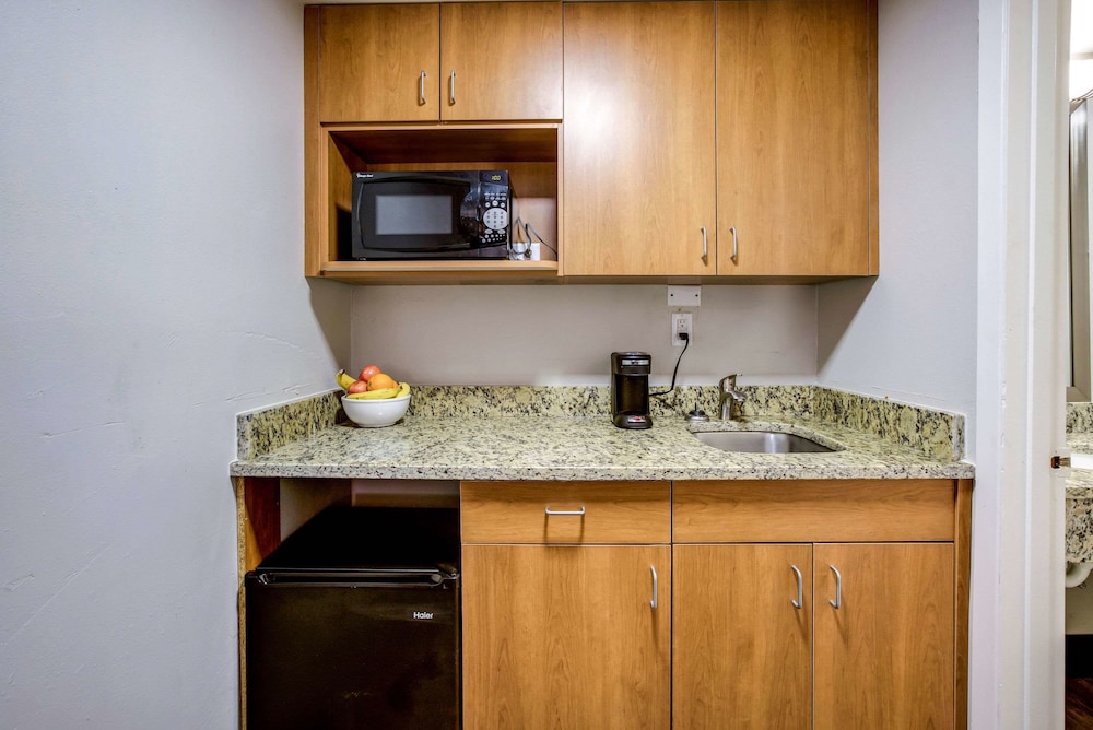 Travelodge by Wyndham Canton/Livonia Area, MI 31/38