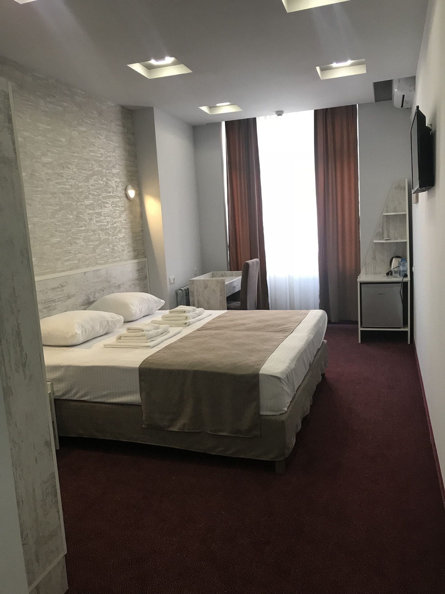 1 BEDROOM, STANDARD, DOUBLE OR TWIN BED