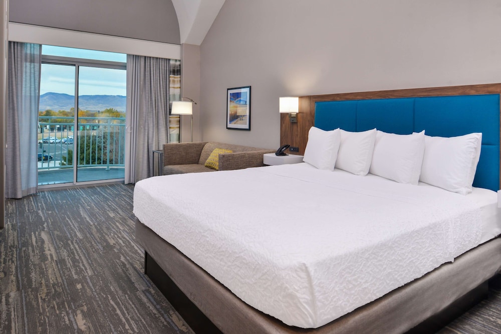 Suite, King Bed, Balcony