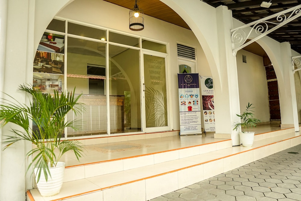 Airlangga Hotel 8/62