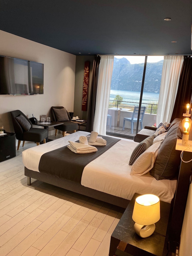 Les Suites Du Lac 7/50