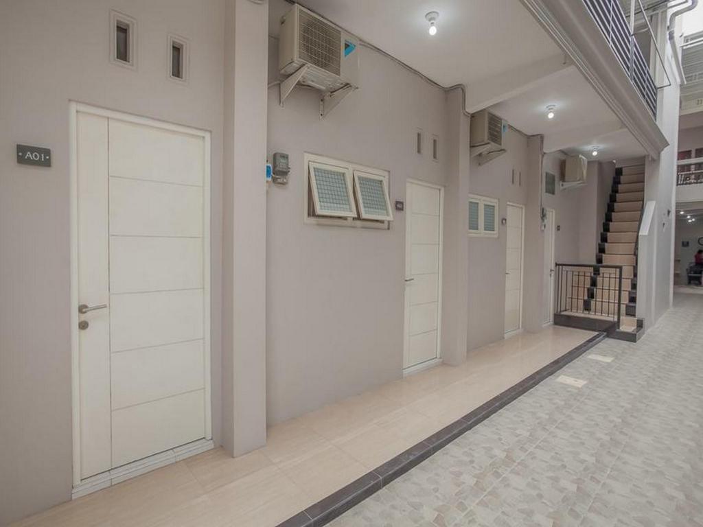 RedDoorz near Ciputra Golf Surabaya 3/50