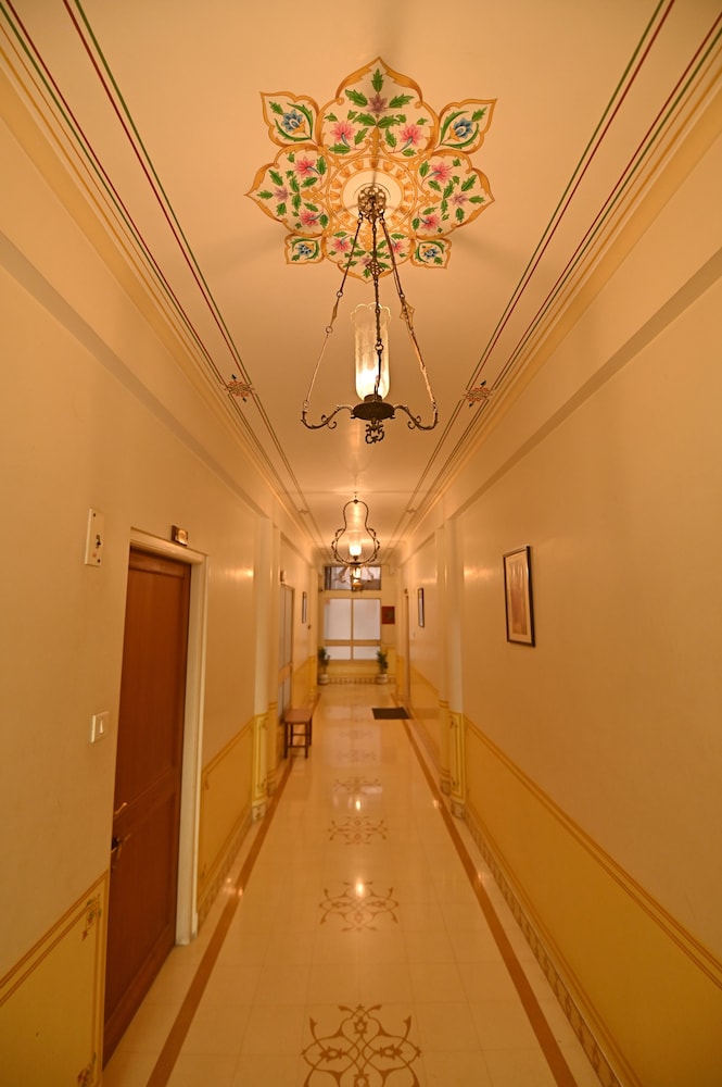 Om Niwas Suite Hotel 9/67