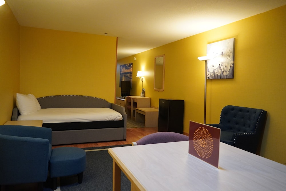 جناح عائلي بسريرين كوين مع أريكة، Timberland Inn & Suites 6/9
