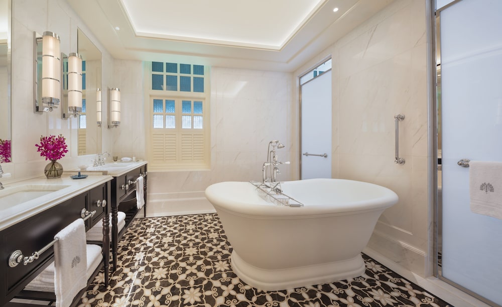 Raffles Hotel Singapore 66/69