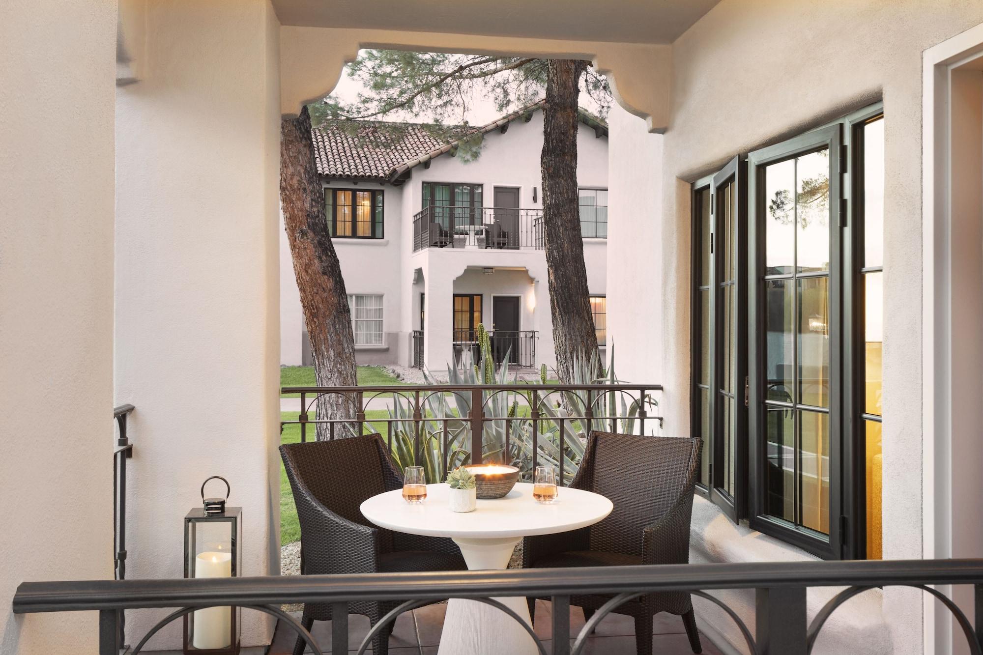 Studio, 2 Queen Beds, Balcony or Patio, Sofa, Bathtub، Fairmont Scottsdale Princess 3/3