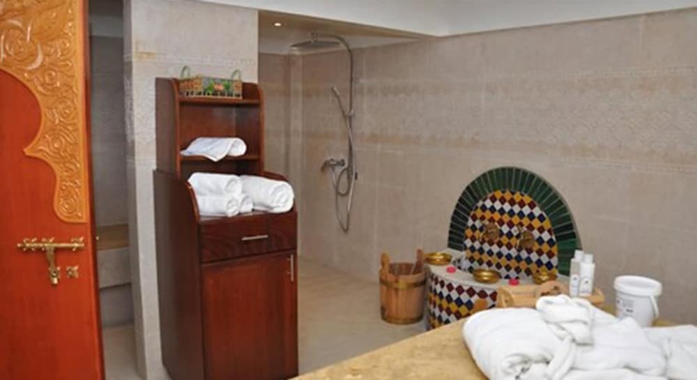 HOTEL ACROSS FEZ 4/18