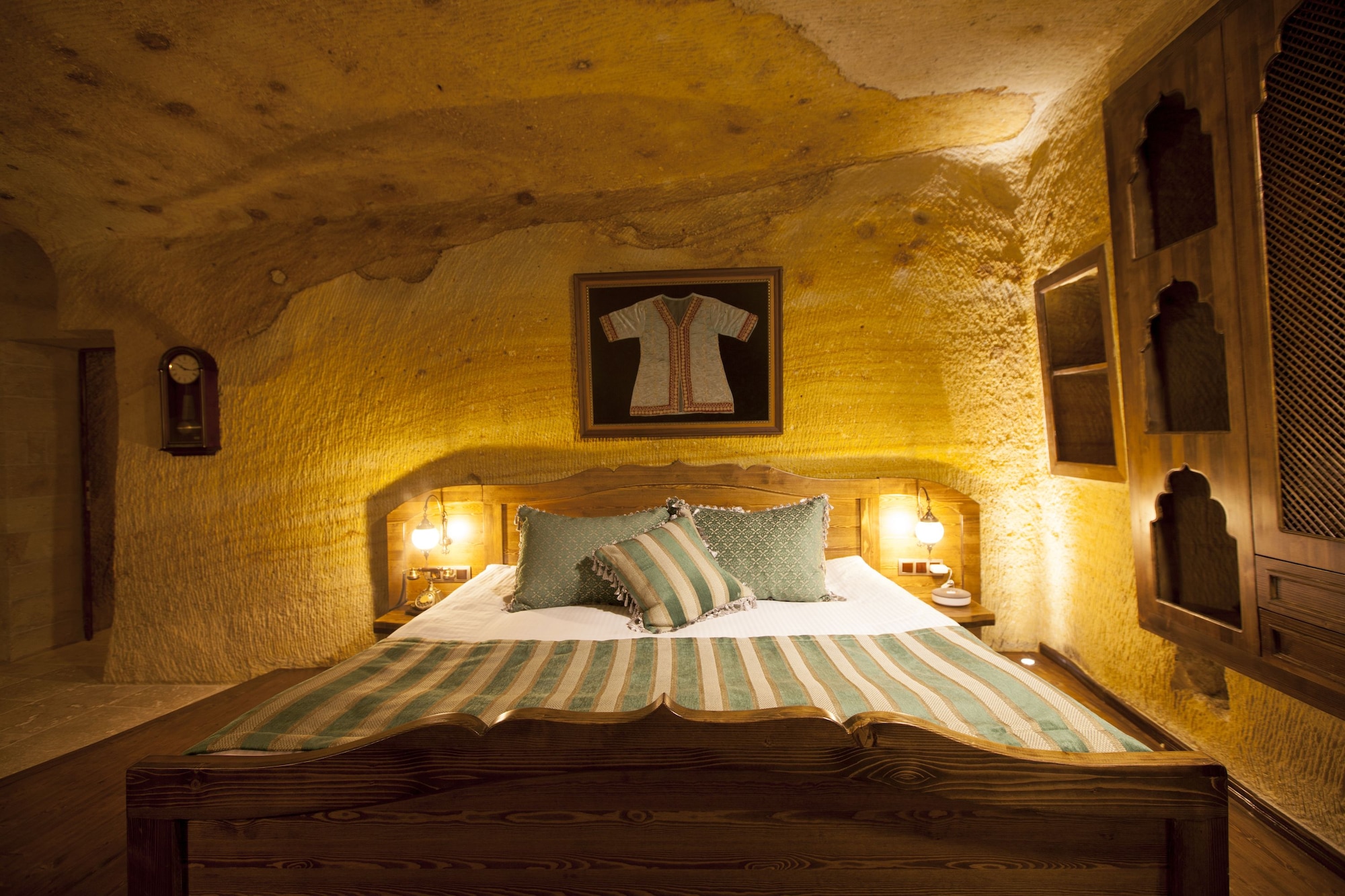 CAVE, ROYAL, POOL, SUITE