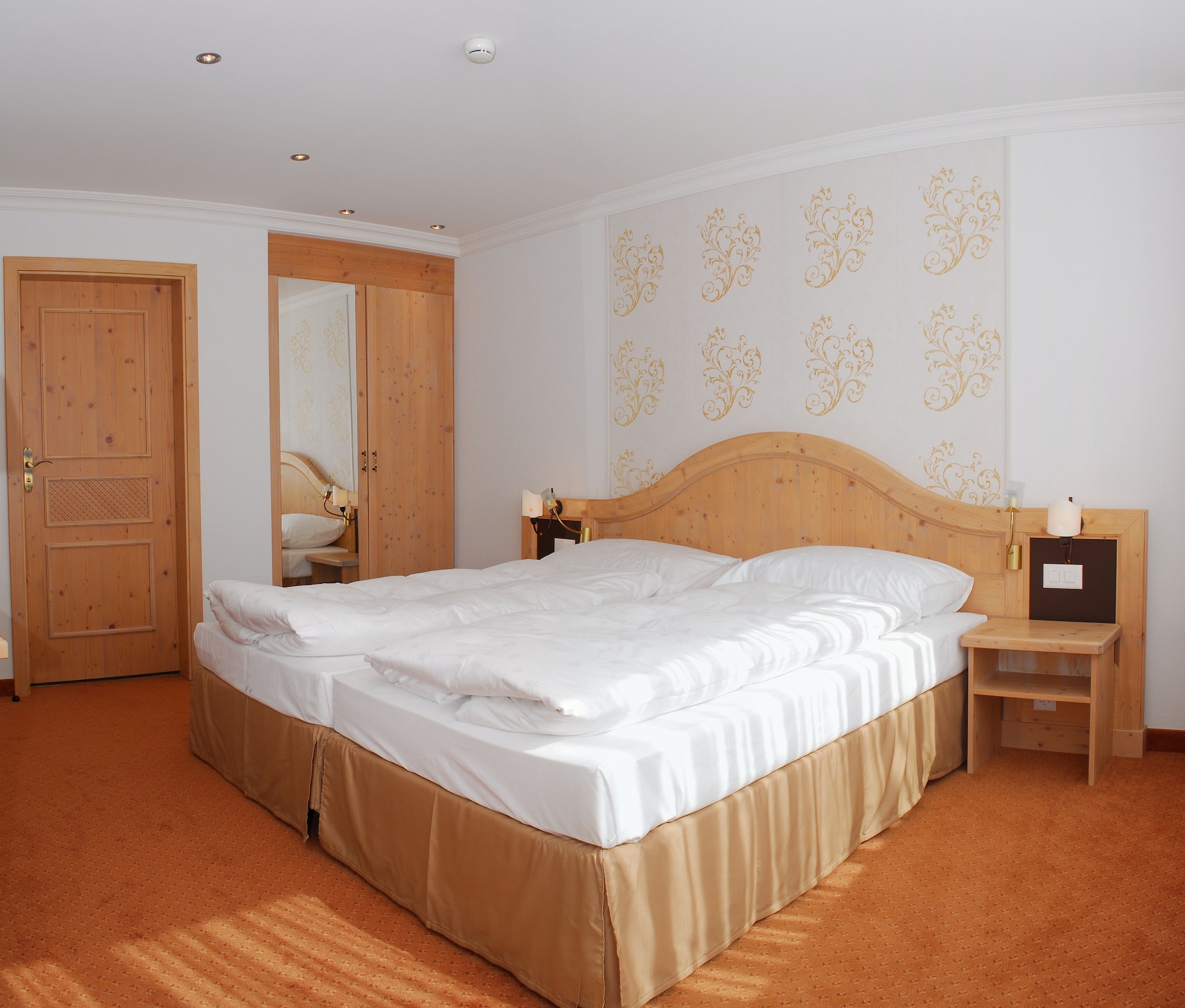 1 Bedroom, Eiger, Superior, Suite, Twin Beds, Mountain View, Balcony