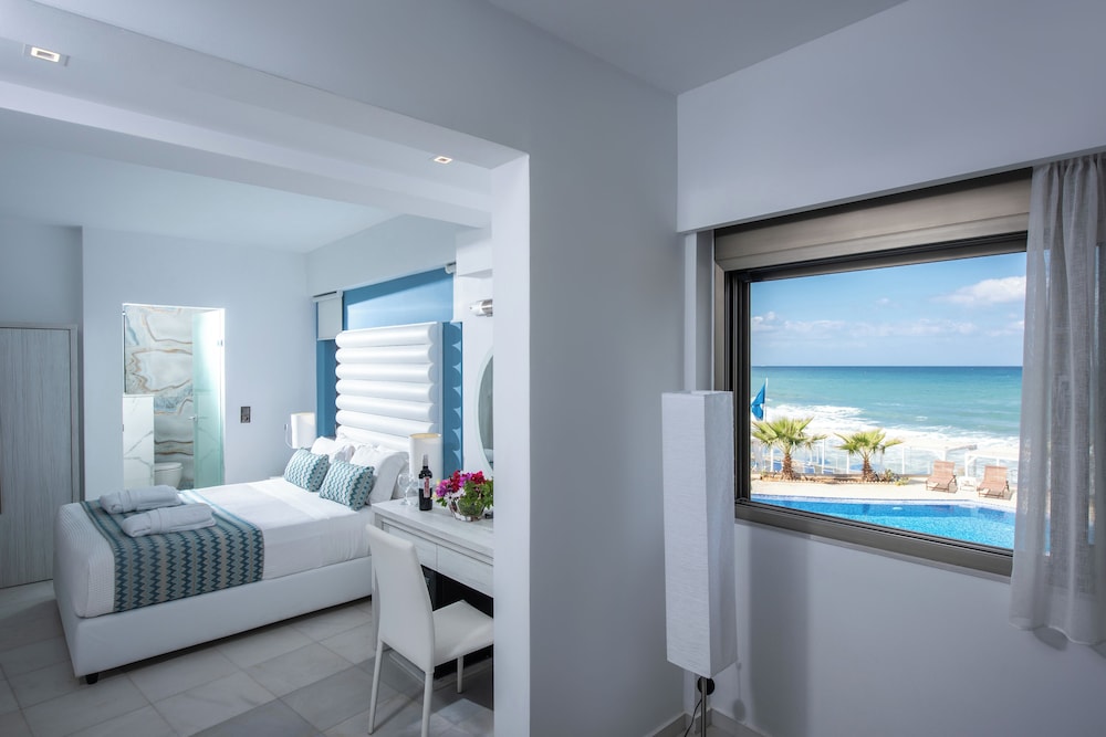 DELUXE, DOUBLE BED, SEA FRONT
