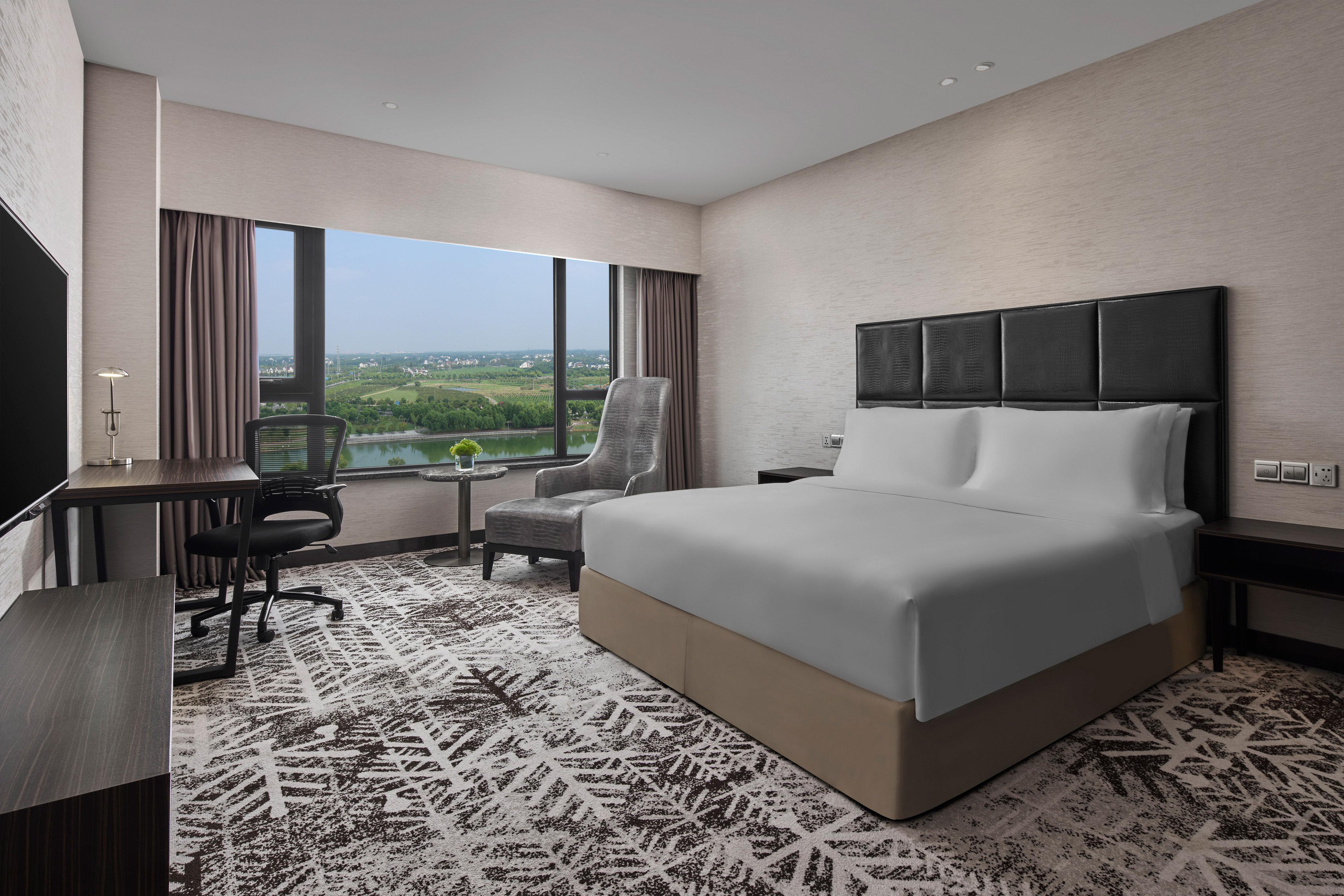 جناح بسريرين كينج بإطلالة على البحيرة بغرفتي نوم في طابق مرتفع، Crowne Plaza Shanghai Jinshan by IHG 2/5