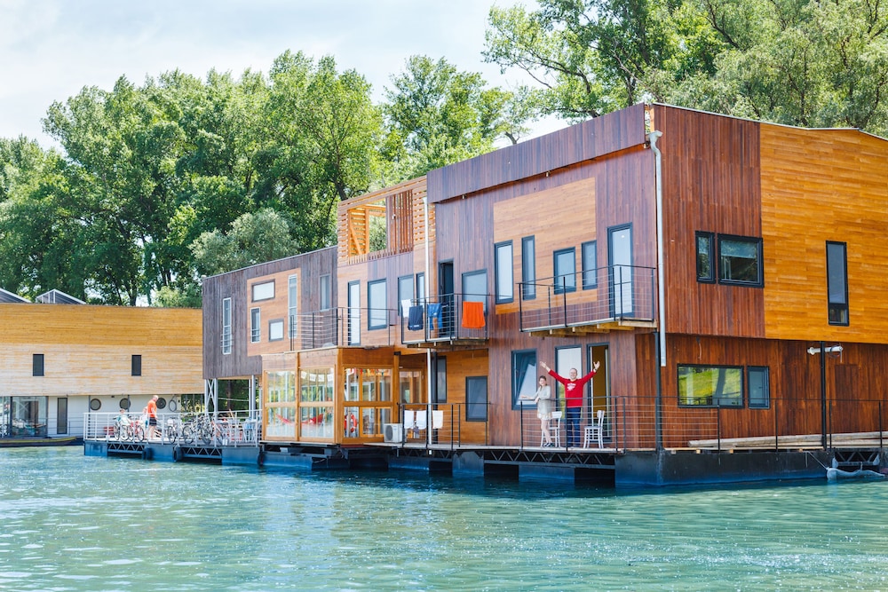 Arkabarka Floating Hostel And Apartments 77/83